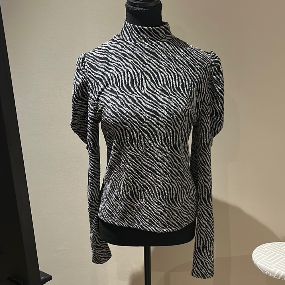 Suzy Shier Black and White Puff Sleeve Fitted Blouse